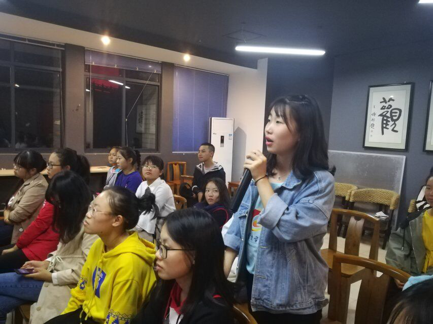 (图为提问的同学)