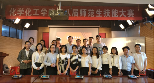 (图为评委老师选手和工作人员合照)